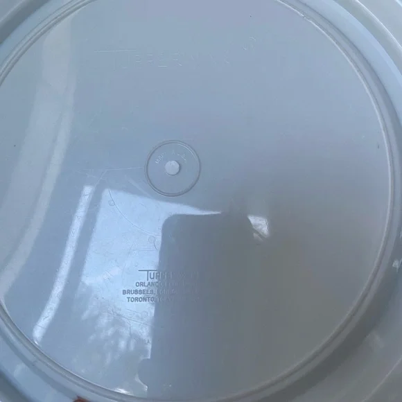 𝅺vintage TUPPERWARE 9” Pie Keeper With Cover Opaque Round  719-1 / 720-1 U.S.A. - Picture 7 of 10